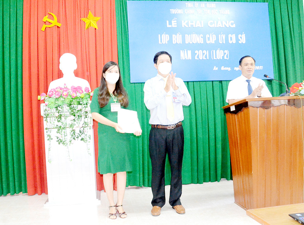 Trường Chính trị Tôn Đức Thắng khai giảng lớp bồi dưỡng cấp ủy cơ sở