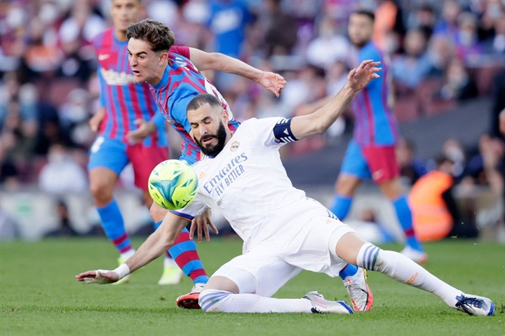 Quật ngã Barca, Real Madrid chiếm ngôi đầu La Liga