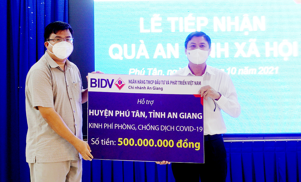 Doanh nghiệp ủng hộ huyện Phú Tân 5,9 tỷ đồng chăm lo an sinh xã hội và phòng, chống dịch COVID-19