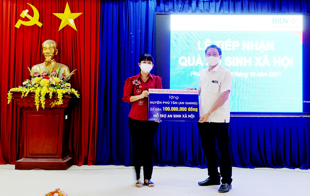 Doanh nghiệp ủng hộ huyện Phú Tân 5,9 tỷ đồng chăm lo an sinh xã hội và phòng, chống dịch COVID-19