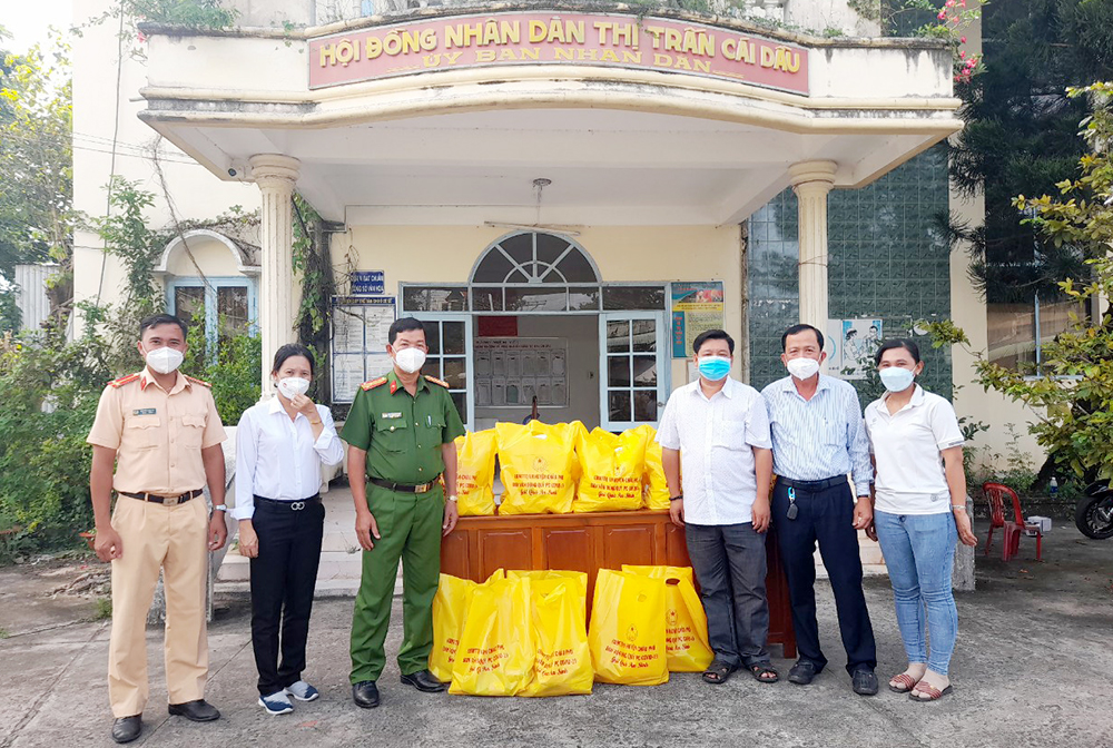 Châu Phú: Trao 2.275 phần quà và túi an sinh cho người dân trở về từ vùng dịch đang thực hiện cách ly