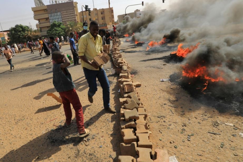 Hàng chục nghìn người dân Sudan xuống đường biểu tình, phản đối đảo chính