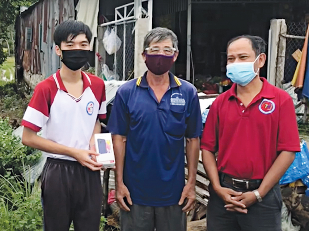 “Sóng và máy tính cho em” với học sinh vùng biên