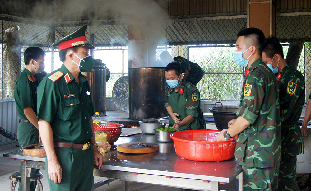 Bộ Tư lệnh Quân Khu 9 thăm và động viên cán bộ, chiến sĩ Trung tâm Điều trị COVID-19 (Trung đoàn Bộ binh 892)
