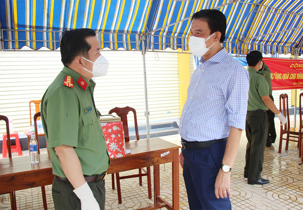 Tổ công tác đặc biệt của UBND tỉnh An Giang kiểm tra công tác phòng, chống dịch COVID-19 và trao quà cho bà con huyện Chợ Mới