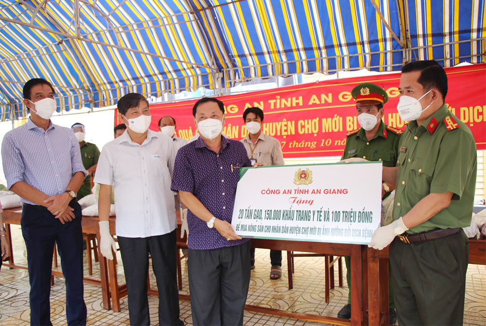 Tổ công tác đặc biệt của UBND tỉnh An Giang kiểm tra công tác phòng, chống dịch COVID-19 và trao quà cho bà con huyện Chợ Mới