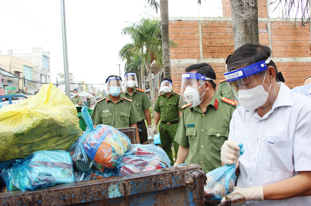 Tổ công tác đặc biệt của UBND tỉnh An Giang kiểm tra công tác phòng, chống dịch COVID-19 và trao quà cho bà con huyện Chợ Mới