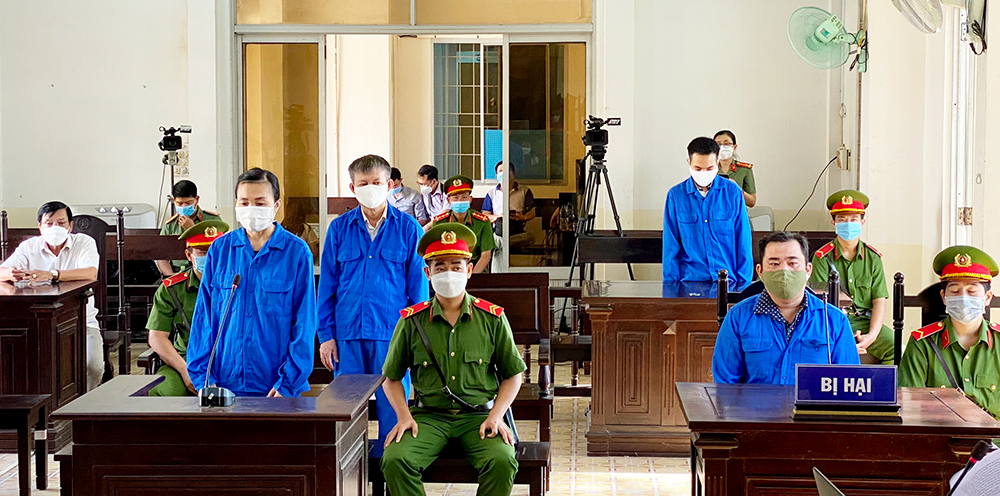 An Giang: Hoãn phiên tòa vụ án lừa đảo 20 tỷ đồng để "đẩy" Giám đốc Công an An Giang đi nơi khác