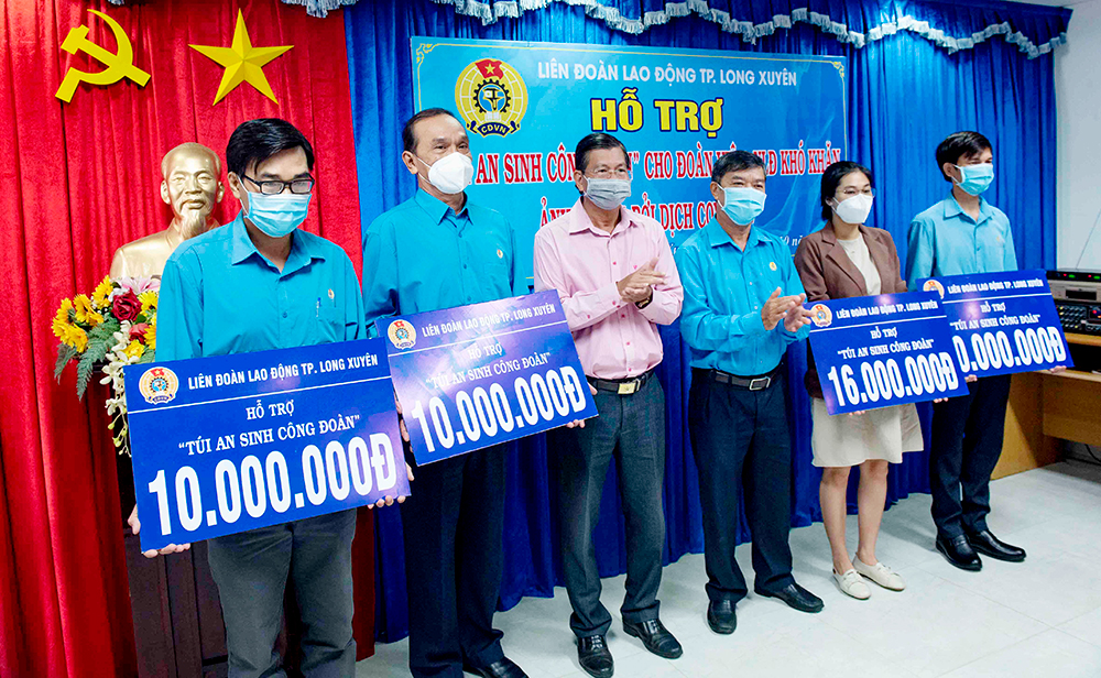 LĐLĐ TP. Long Xuyên hỗ trợ “Túi an sinh Công đoàn” cho đoàn viên, người lao động bị ảnh hưởng COVID- 19 (đợt 1)