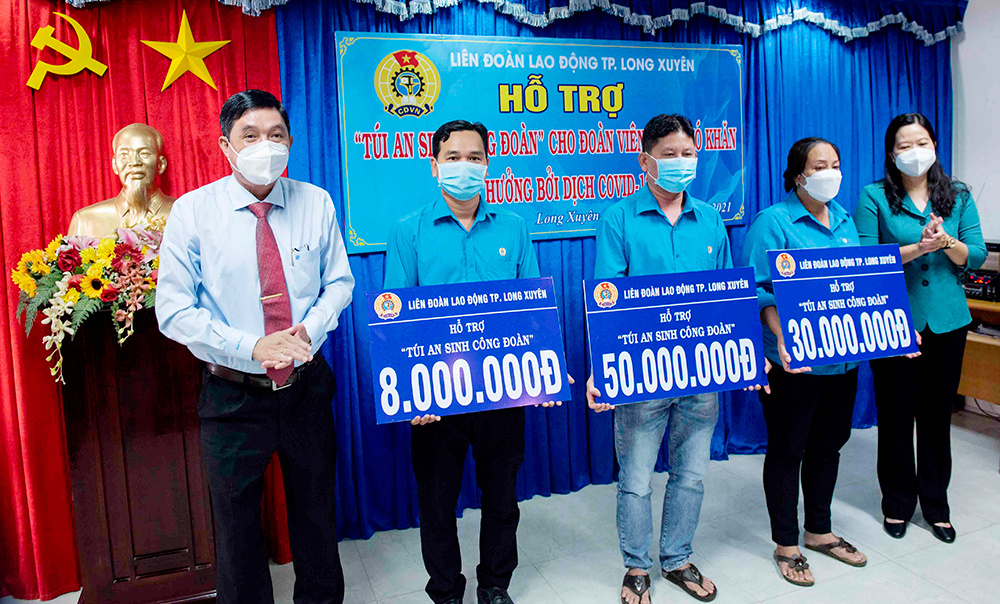 LĐLĐ TP. Long Xuyên hỗ trợ “Túi an sinh Công đoàn” cho đoàn viên, người lao động bị ảnh hưởng COVID- 19 (đợt 1)