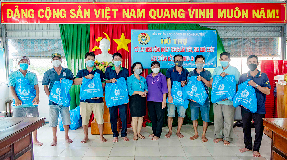 LĐLĐ TP. Long Xuyên hỗ trợ “Túi an sinh Công đoàn” cho đoàn viên, người lao động bị ảnh hưởng COVID- 19 (đợt 1)