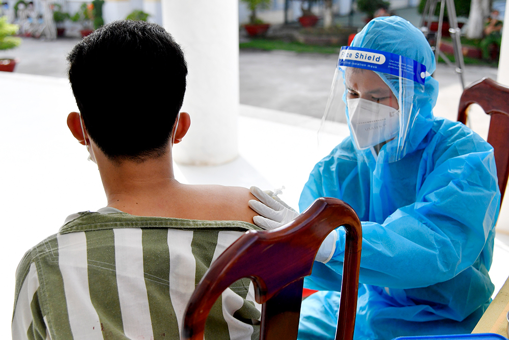 Quân y tỉnh An Giang tổ chức tiêm vaccine phòng COVID-19 cho phạm nhân