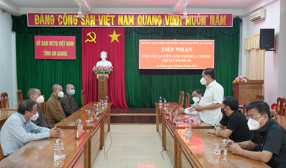 Tu viện Kim Cang tặng quà và trang thiết bị y tế hỗ trợ tỉnh An Giang phòng, chống dịch bệnh COVID-19