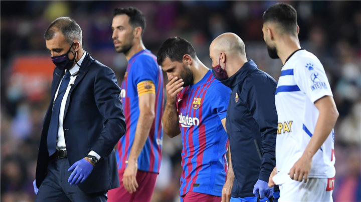 Aguero đổ gục trên sân vì nhịp tim cao bất thường