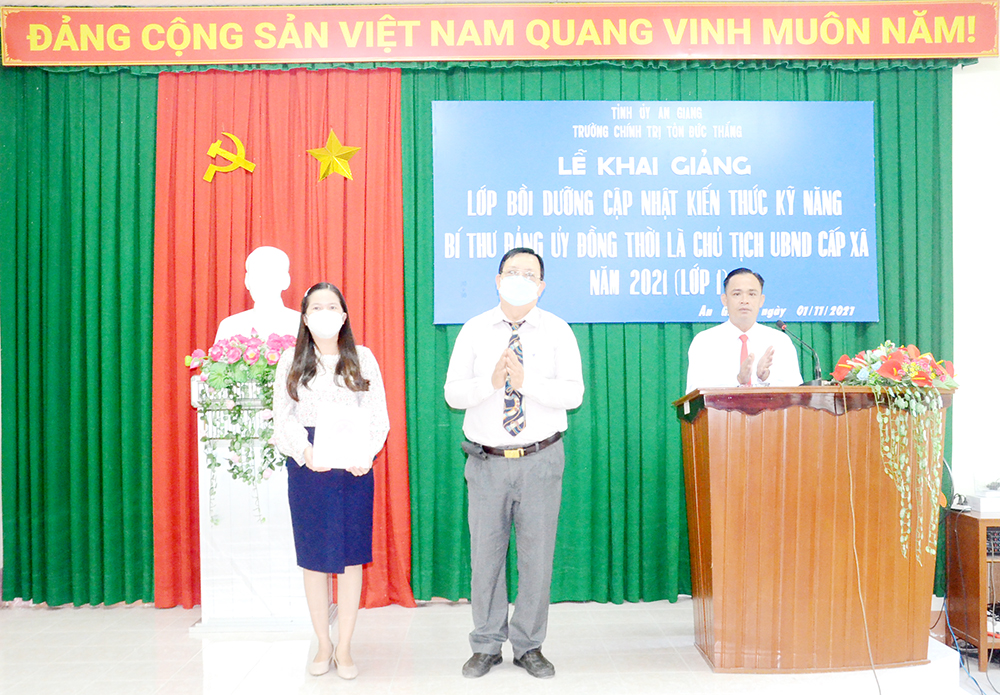 Bồi dưỡng, cập nhật kiến thức Bí thư Đảng ủy đồng thời là Chủ tịch UBND cấp xã