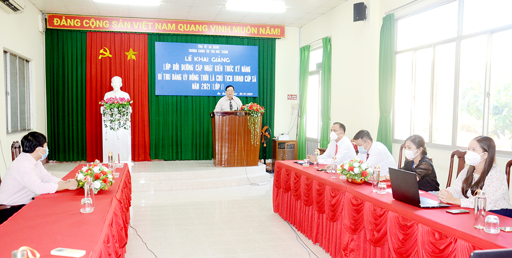 Bồi dưỡng, cập nhật kiến thức Bí thư Đảng ủy đồng thời là Chủ tịch UBND cấp xã