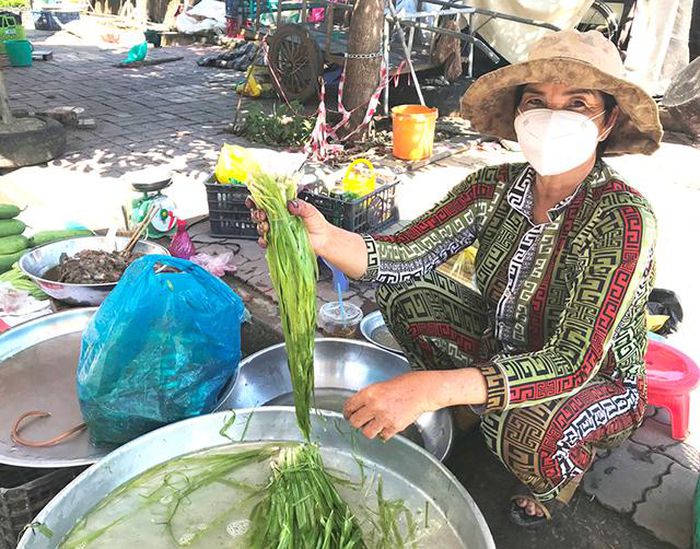 Có thêm thu nhập từ nghề nhổ hẹ nước