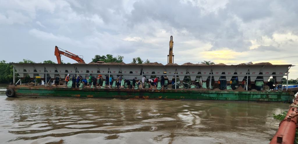 Người chuyên vá đáy sông