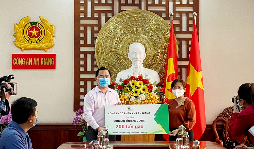 Công ty Cổ phần Xuất nhập khẩu An Giang tiếp tục hỗ trợ 200 tấn gạo