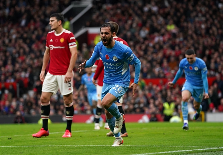 Hàng thủ tồi tệ, Man Utd thua Man City