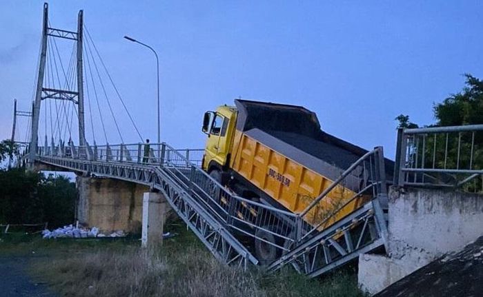 Xe quá tải làm sập cầu dây văng ở Long An