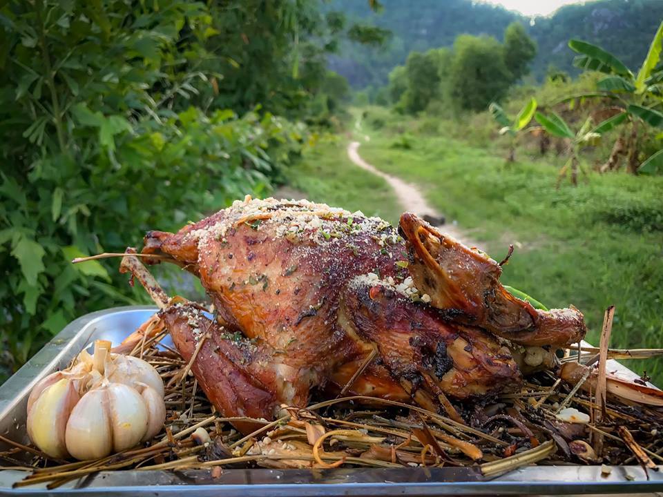 Món gà 'bốc hỏa' ướp gia vị lạ, khách 'chờ dài cổ' để thưởng thức ở An Giang