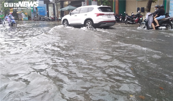 Mưa lớn kéo dài, miền Trung nguy cơ cao xảy ra lũ quét, sạt lở đất
