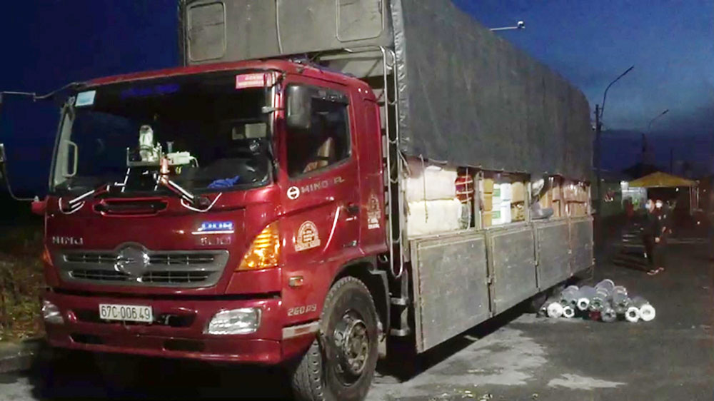 An Giang: Bắt 3 xe tải vận chuyển hàng hóa không rõ nguồn gốc trị giá 1,5 tỷ đồng qua đường dây nóng
