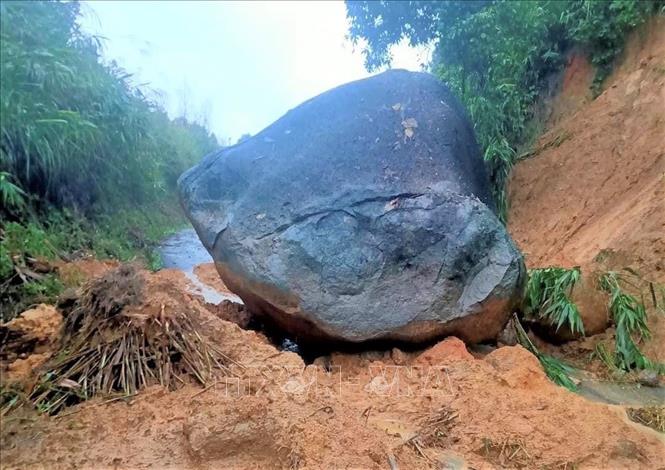 Mưa lớn gây sạt lở, ngập lụt ở Bình Định
