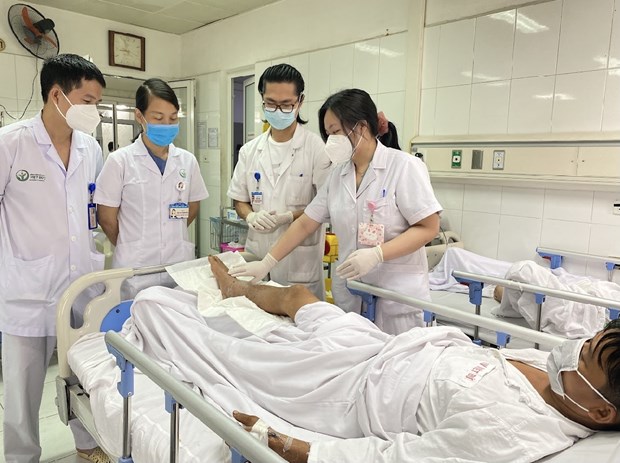 Hồi sinh đôi chân bị đứt rời khi sử dụng máy cắt cỏ cho người bị nạn