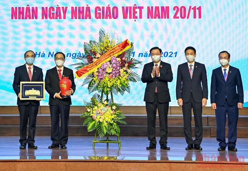 Xây dựng nền y học tiên tiến gắn với nhu cầu thực tế của nhân dân
