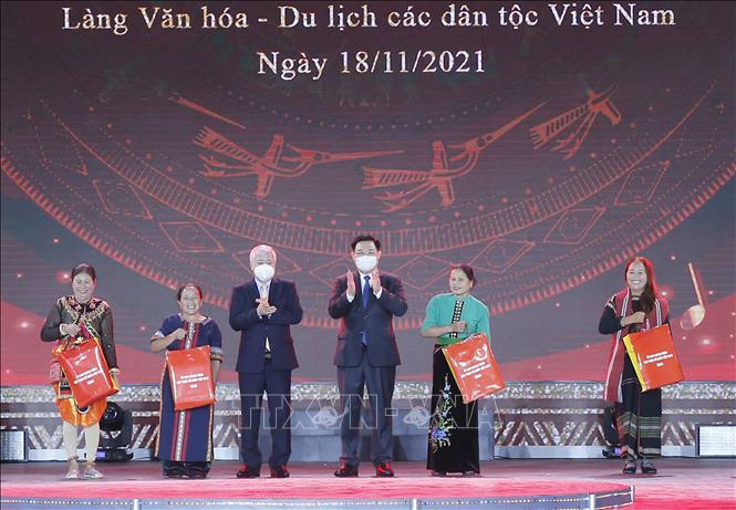 Chủ tịch Quốc hội dự khai mạc Tuần 'Đại đoàn kết dân tộc - Di sản văn hóa Việt Nam'