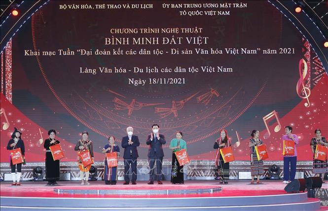 Chủ tịch Quốc hội dự khai mạc Tuần 'Đại đoàn kết dân tộc - Di sản văn hóa Việt Nam'