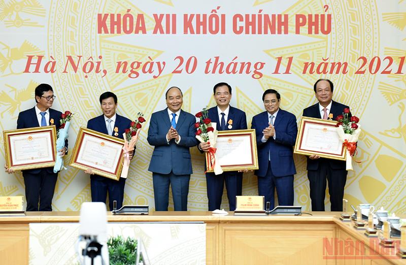 Trao quyết định khen thưởng, nghỉ hưu cho một số thành viên Chính phủ nhiệm kỳ 2016-2021