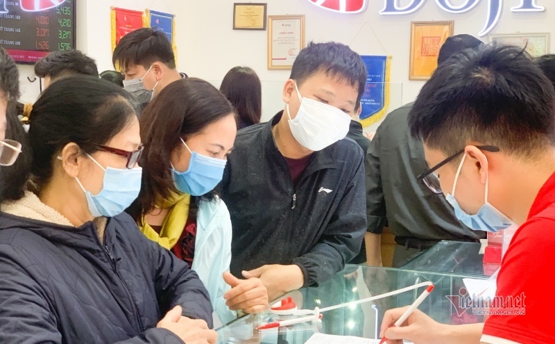 Giá vàng hôm nay 22-11: Sắp lên 1.900 USD, dân đầu tư mua vào
