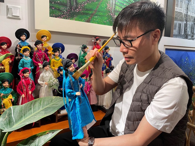 Họa sĩ 7x "thu nhỏ" hàng nghìn bộ trang phục dân tộc Việt Nam cho búp bê