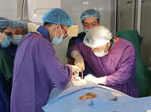 Can thiệp mạch lấy dị vật mắc kẹt ở tim người bệnh mắc ung thư