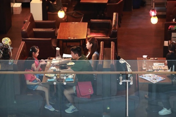 Singapore nới lỏng quy định giãn cách COVID-19, Áo áp lệnh phong tỏa toàn quốc