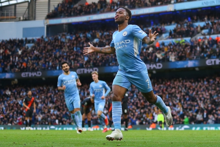 Vùi dập Everton, Man City kiên trì bám đuổi Chelsea