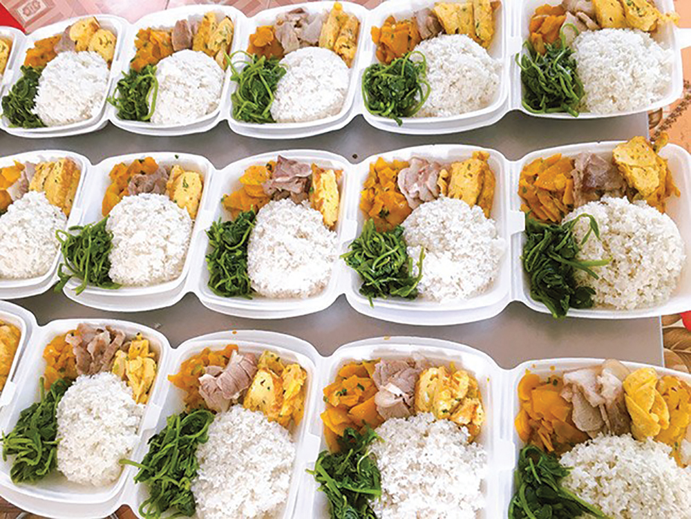 Những suất ăn đong đầy nghĩa tình