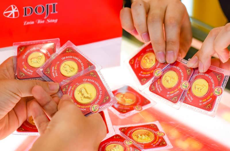 Giá vàng hôm nay 23-11: Tiếp tục tụt giảm, tiền bay khỏi túi