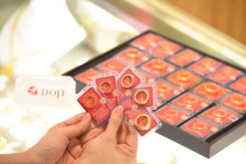 Giá vàng hôm nay 24-11: Tiếp tục lao dốc, đầu cơ cháy túi