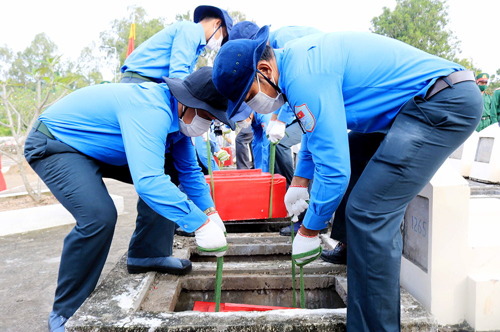 Tiễn đưa 55 liệt sĩ trở về đất mẹ
