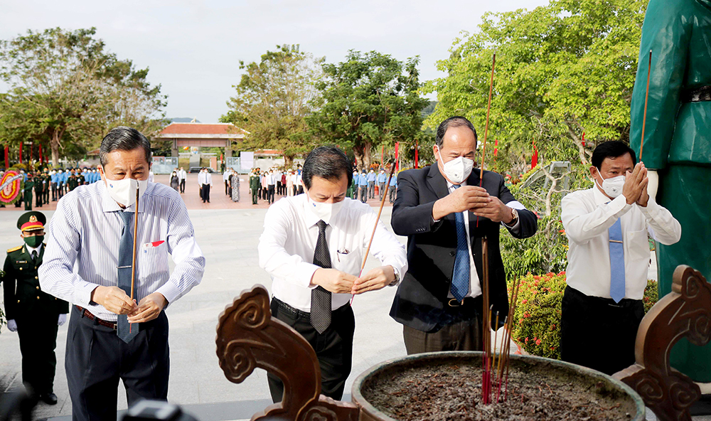 Tiễn đưa 55 liệt sĩ trở về đất mẹ
