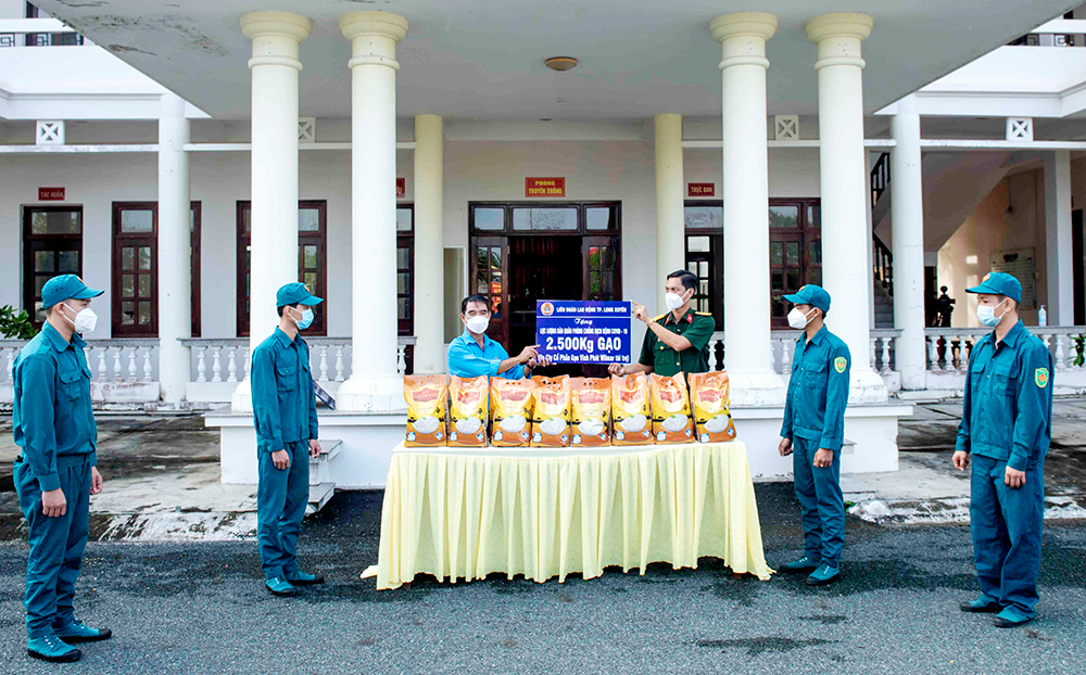 Tặng gạo cho dân quân, người lao động, người bị F0 cách ly tại nhà, khu phong tỏa, nơi thu dung bởi dịch COVID- 19