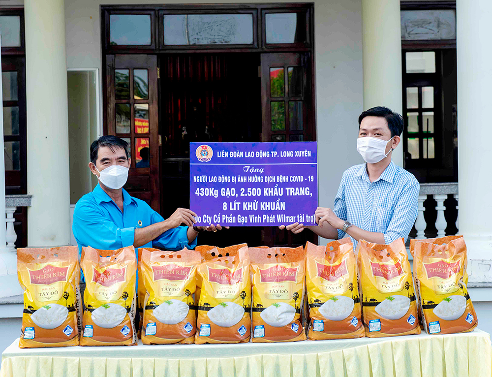 Tặng gạo cho dân quân, người lao động, người bị F0 cách ly tại nhà, khu phong tỏa, nơi thu dung bởi dịch COVID- 19