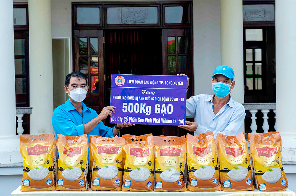Tặng gạo cho dân quân, người lao động, người bị F0 cách ly tại nhà, khu phong tỏa, nơi thu dung bởi dịch COVID- 19