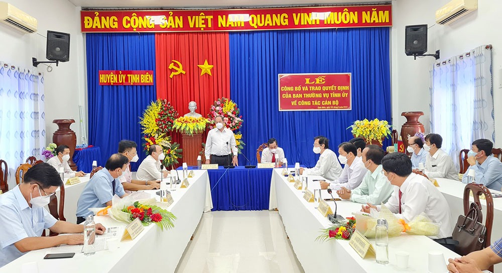 Trao quyết định cán bộ thuộc diện Ban Thường vụ Tỉnh ủy An Giang quản lý