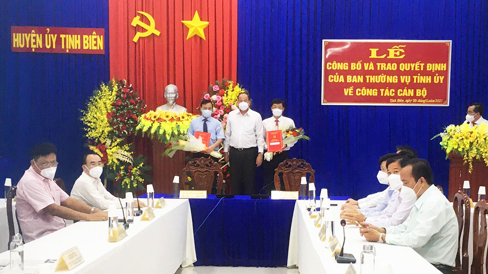 Trao quyết định cán bộ thuộc diện Ban Thường vụ Tỉnh ủy An Giang quản lý