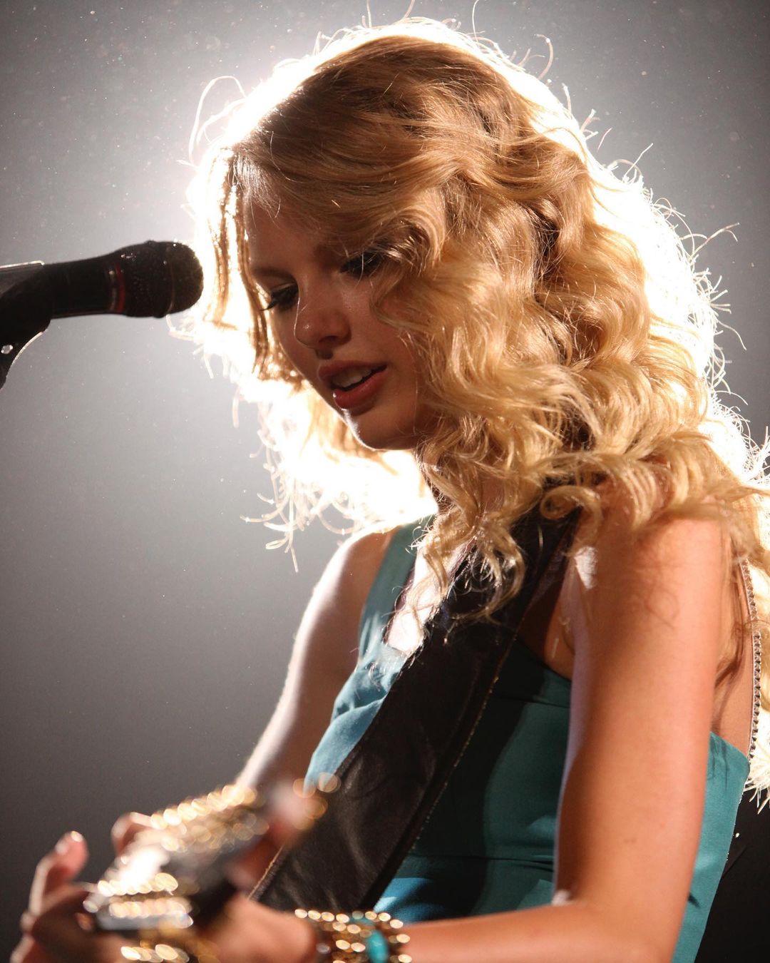 Taylor Swift diện "chiếc váy trả thù" trong show truyền hình Late Night